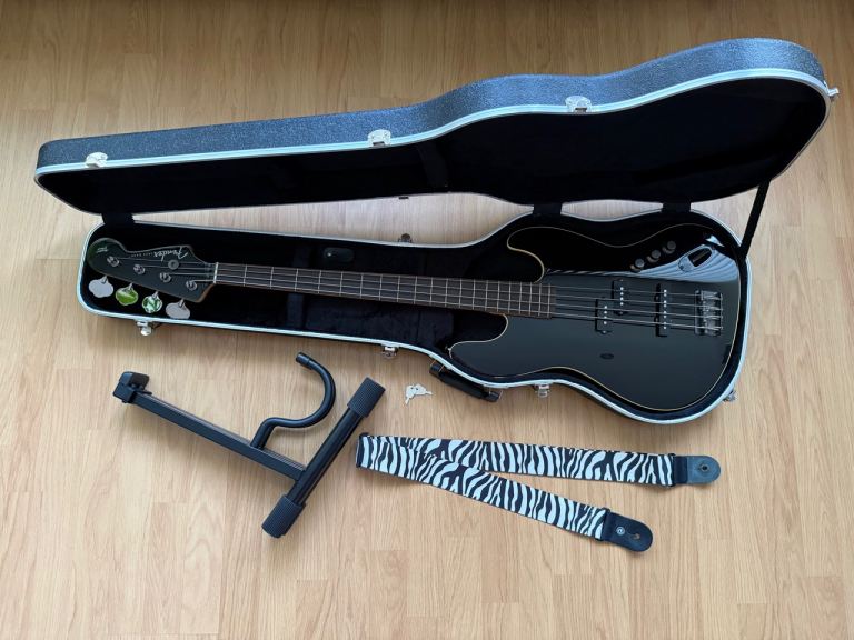 Fender Japan Aerodyne Jazz Bass, MIJ + hard case + guitar stand + strap – Excellent Condition