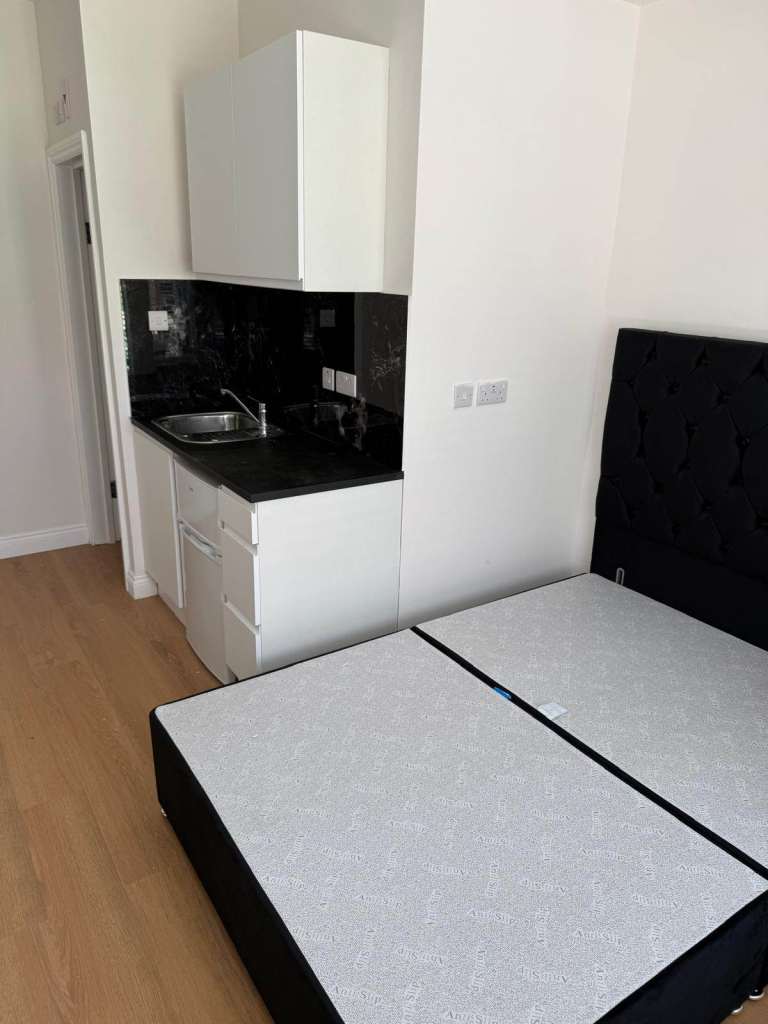 BRAND NEW - DOUBLE ROOMS WITH OWN BATHROOM & KITCHENETTE FOR RENT IN CROMWELL RD LU3 1DP 