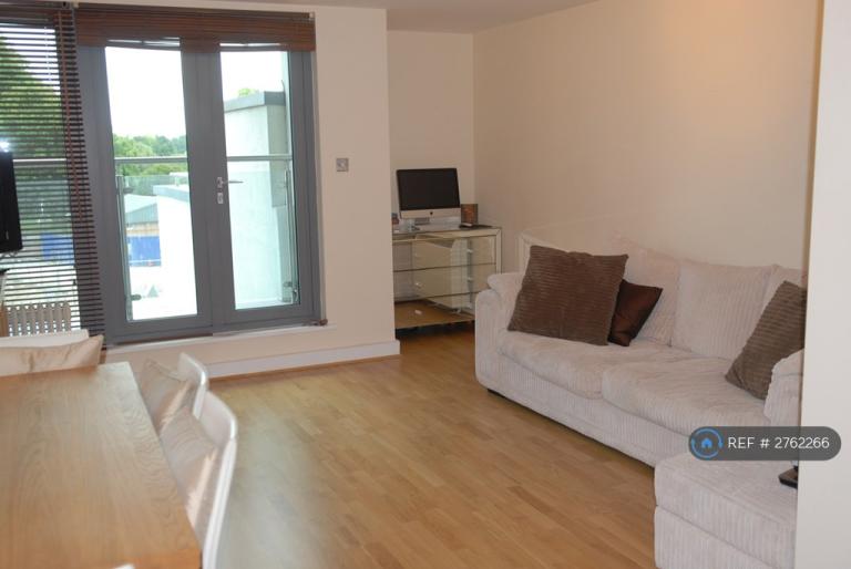 1 bedroom flat in Hardwicks Square, London, SW18 (1 bed) (#2762266)