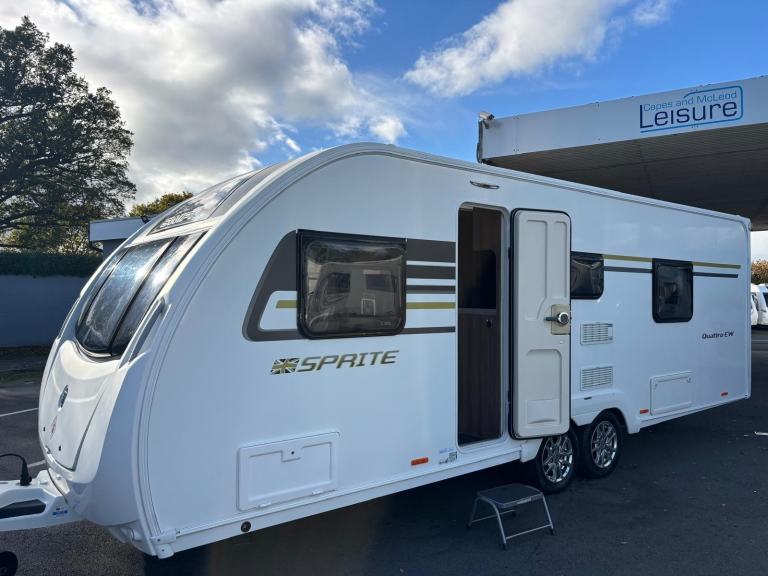 17 SPRITE QUATTRO EW, 6 BERTH CARAVAN WITH L-SHAPED LOUNGE AND FIXED BED