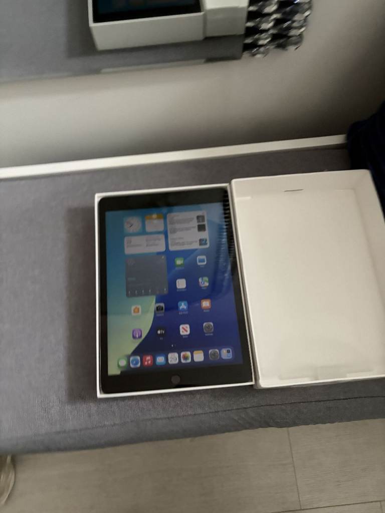 APPLE IPad 10.2 screen Space Grey as new, with box.