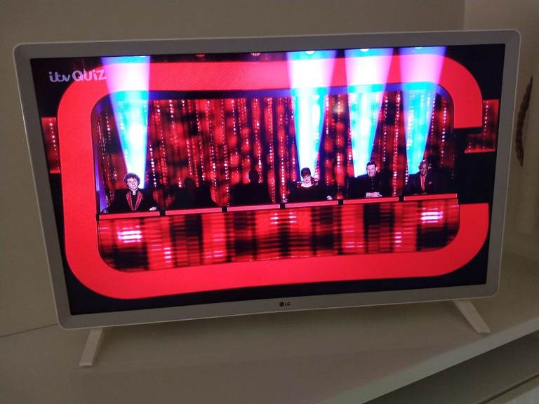 LG 32" FULL HD SMART TV WITH REMOTE CONTROL AND STANDS, EXCELLENT WORKING ORDER & CONDITION