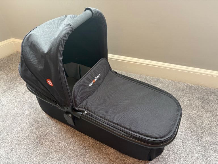 Out N About Nipper Switch 2 in 1 Carrycot & Parent-Facing Seat - Black