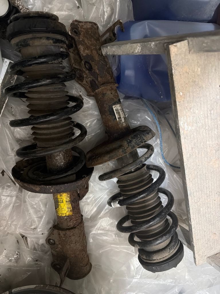 Astra MK6 J 2011 - 2015 SRI Edition Fr Drivers & Fr Passenger suspension with new coil springs. 