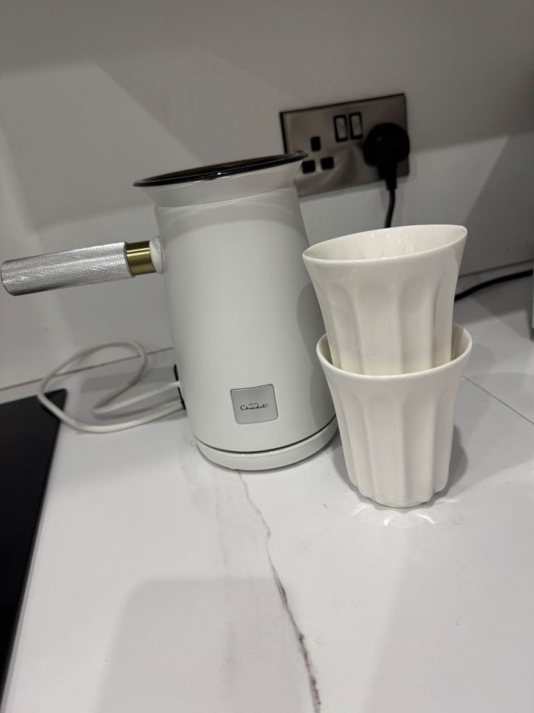 White Hotel Chocolat Velvetiser Hot Chocolate Machine - With Two Cups