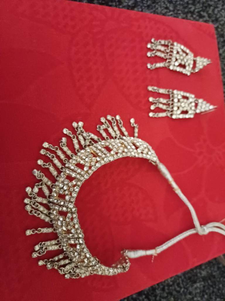 Silver-Coloured Diamante Necklace and Earrings Set – As Good As New