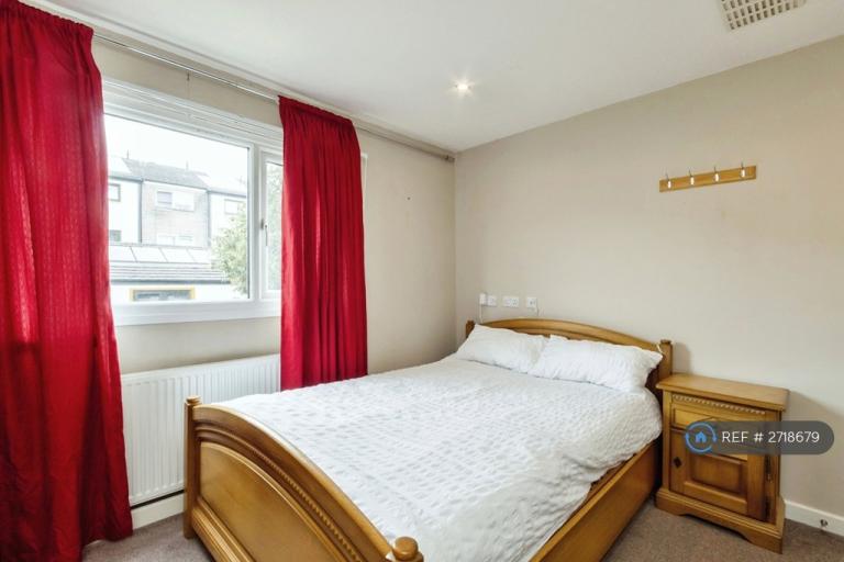 2 bedroom flat in Auckland Close, Nottingham, NG7 (2 bed) (#2718679)