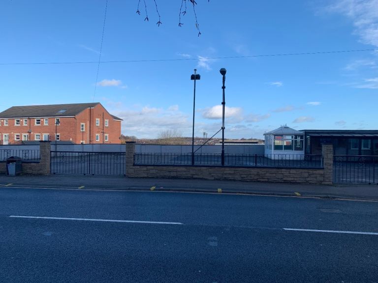 Forecourt / Parking & Offices in Barnsley, South Yorkshire, S70 1TP To Let.