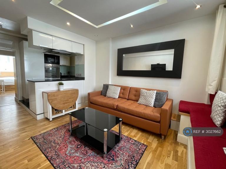 2 bedroom flat in Wallace Court, London, NW1 (2 bed) (#3027662)