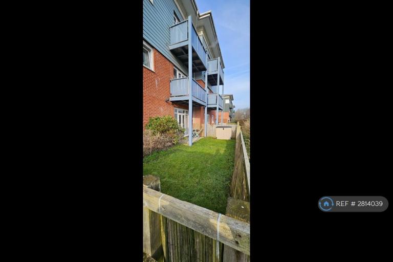 2 bedroom flat in Wraysbury Drive, West Drayton, UB7 (2 bed) (#2814039)