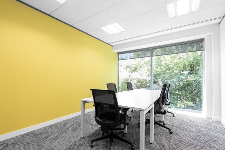 Maidenhead - SL6 4BY \ Office for Rent with 4 Workstations