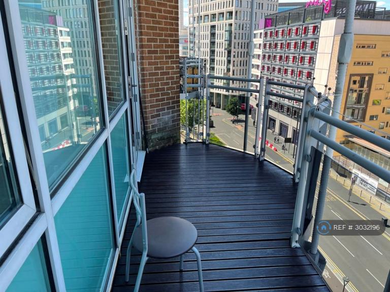 2 bedroom flat in Gerry Raffles Square, London, E15 (2 bed) (#3032196)