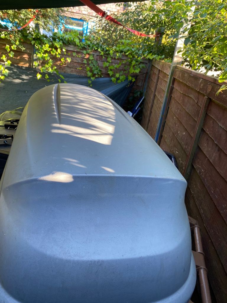 Roof box and crossbars 