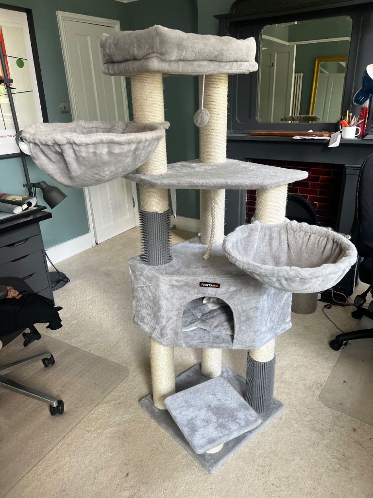 Cat play tower
