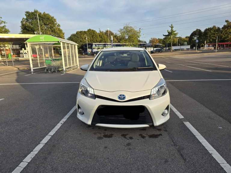 Automatic Toyota Yaris hybrid 1.5 VVT-CVT,5 Hatchback Petrol/Electric