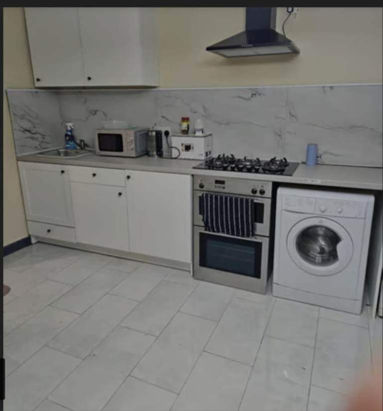 Modern Studio Flat to Let – Working Single/Couple – Bills Included (Tipton)