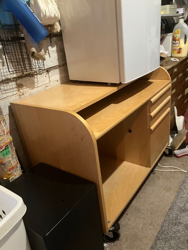 Quality desk on casters 