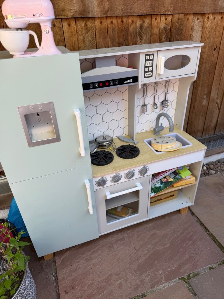 Beautiful toy kitchen 
