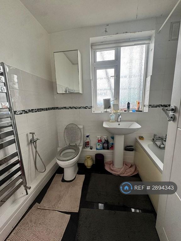2 bedroom flat in Claybury Broadway, Ilford, IG5 (2 bed) (#2894343)
