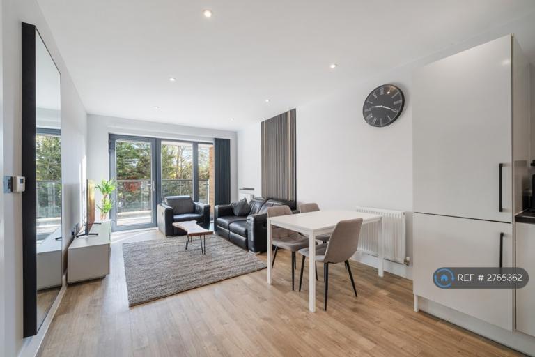 1 bedroom flat in Sovereign Apartments, Sutton, SM1 (1 bed) (#2765362)