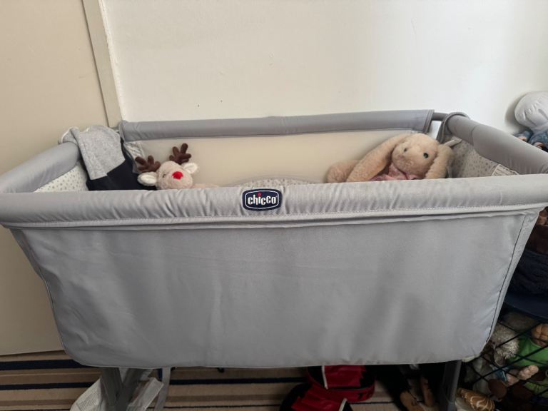 Chicco Next2Me Bedside Crib – Grey, Good Condition