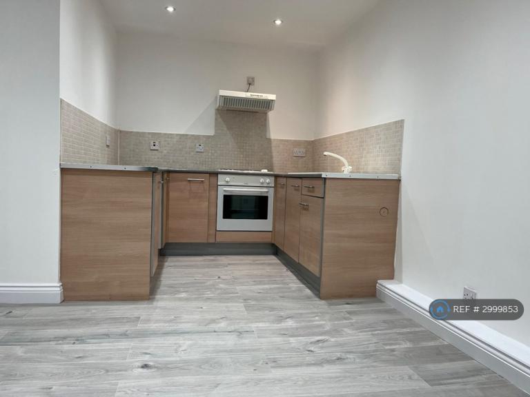 1 bedroom flat in Dudley Hill Road, Bradford, BD2 (1 bed) (#2999853)