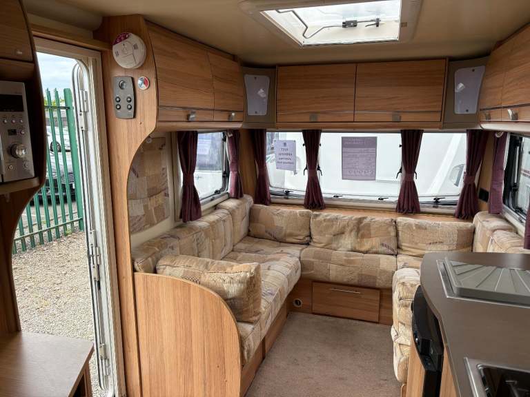 BAILEY PEGASUS VERONA - FIXED BED CARAVAN WITH END WASHROOM AND MOTORMOVER