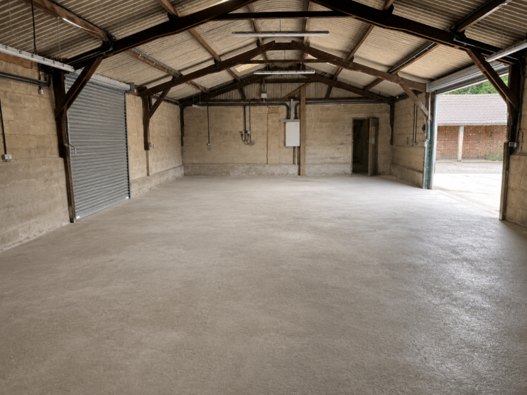 Unit with 2 roller shutter doors