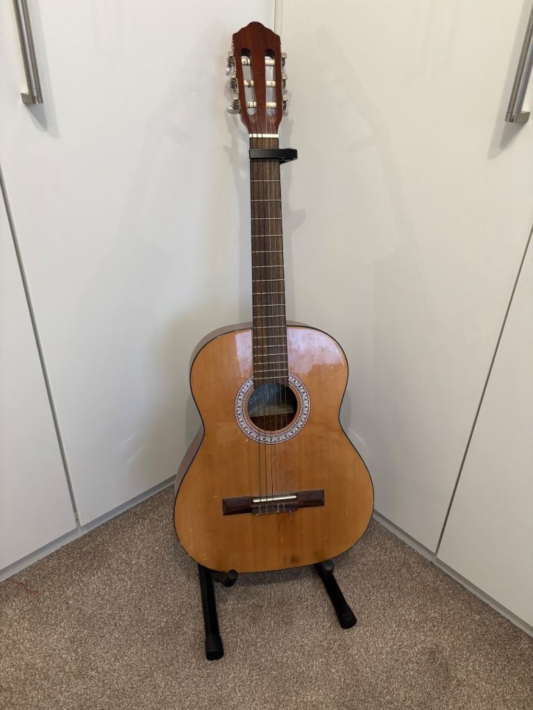 Jose Ferrer 3/4 Guitar + Full Starter Kit (Stand, Tuner, Bag)