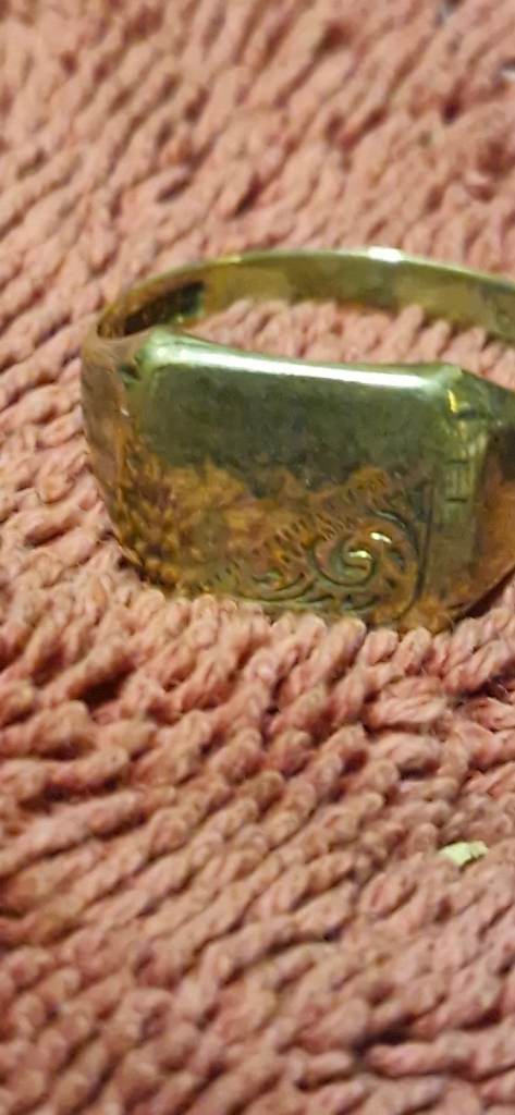 9ct carat gold signet ring (51:122c)