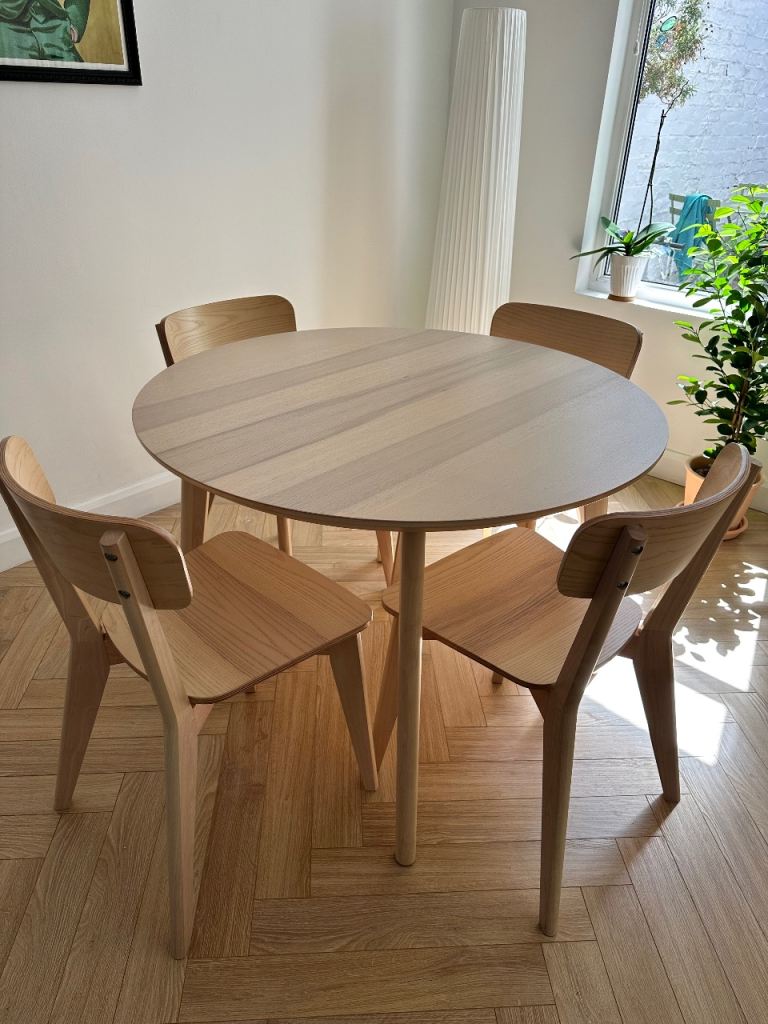 Round Dining Table with 4 Chairs – Light Wood