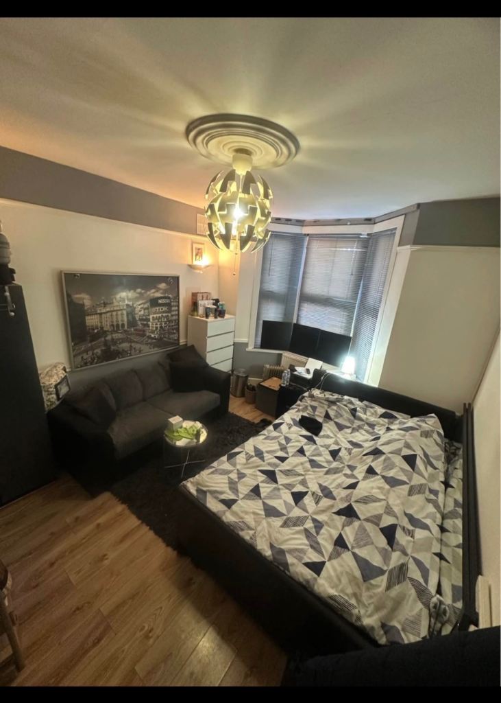 Double room Walthamstow available too rent 10th July family home 