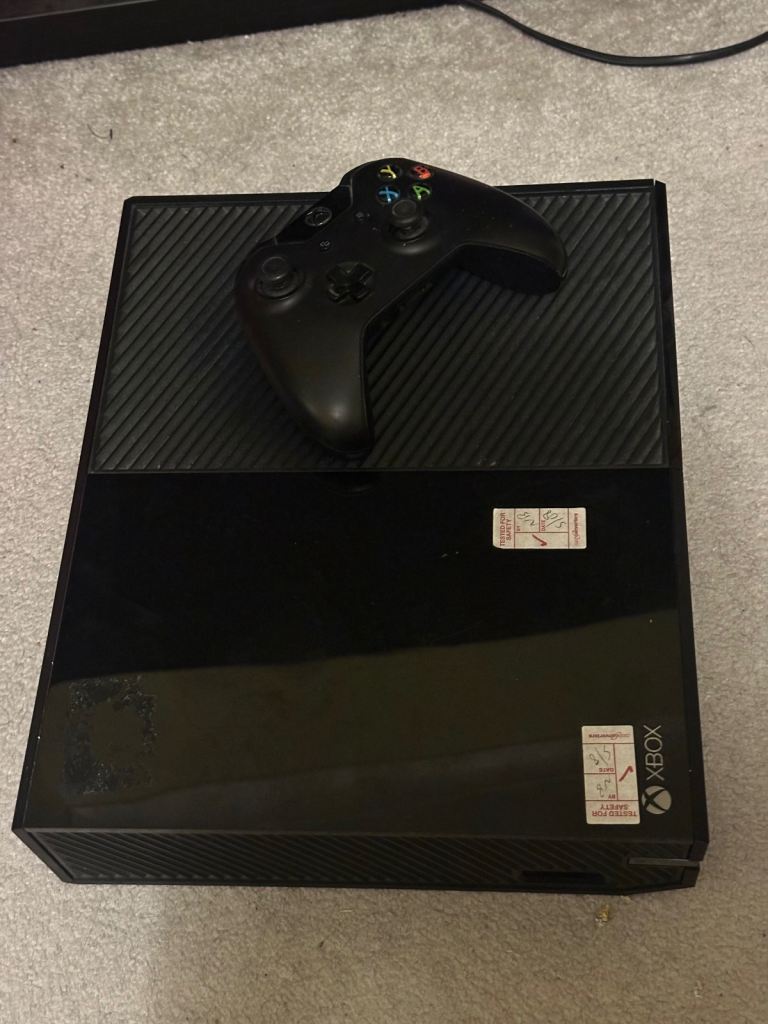 Xbox One Console with Controller – Good Condition