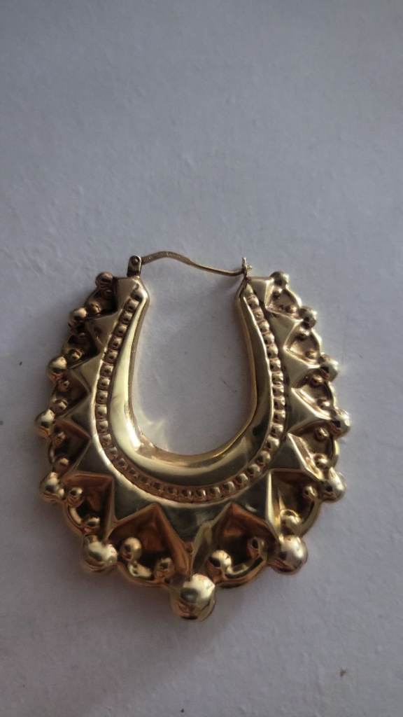Gold Hoop Earring – Good Condition