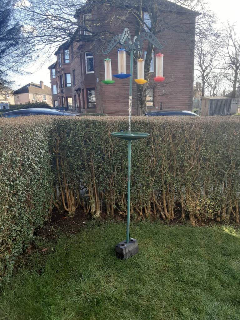 BIRD FEEDER POLE & REMOVABLE BATH ATTATCHMENT