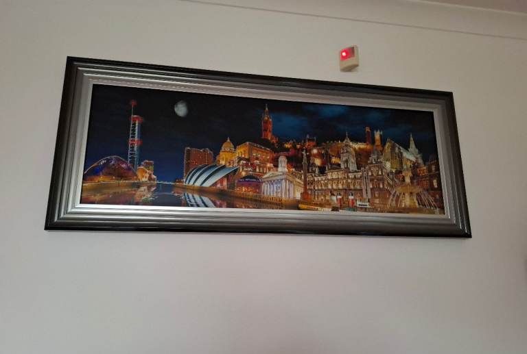 Large Framed Cityscape Picture – Excellent Condition
