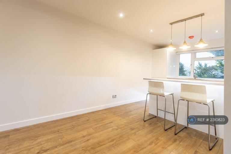 1 bedroom flat in Everest Road, High Wycombe, HP13 (1 bed) (#2310823)