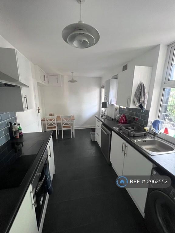 2 bedroom flat in Woodford House, London, E18 (2 bed) (#2962552)