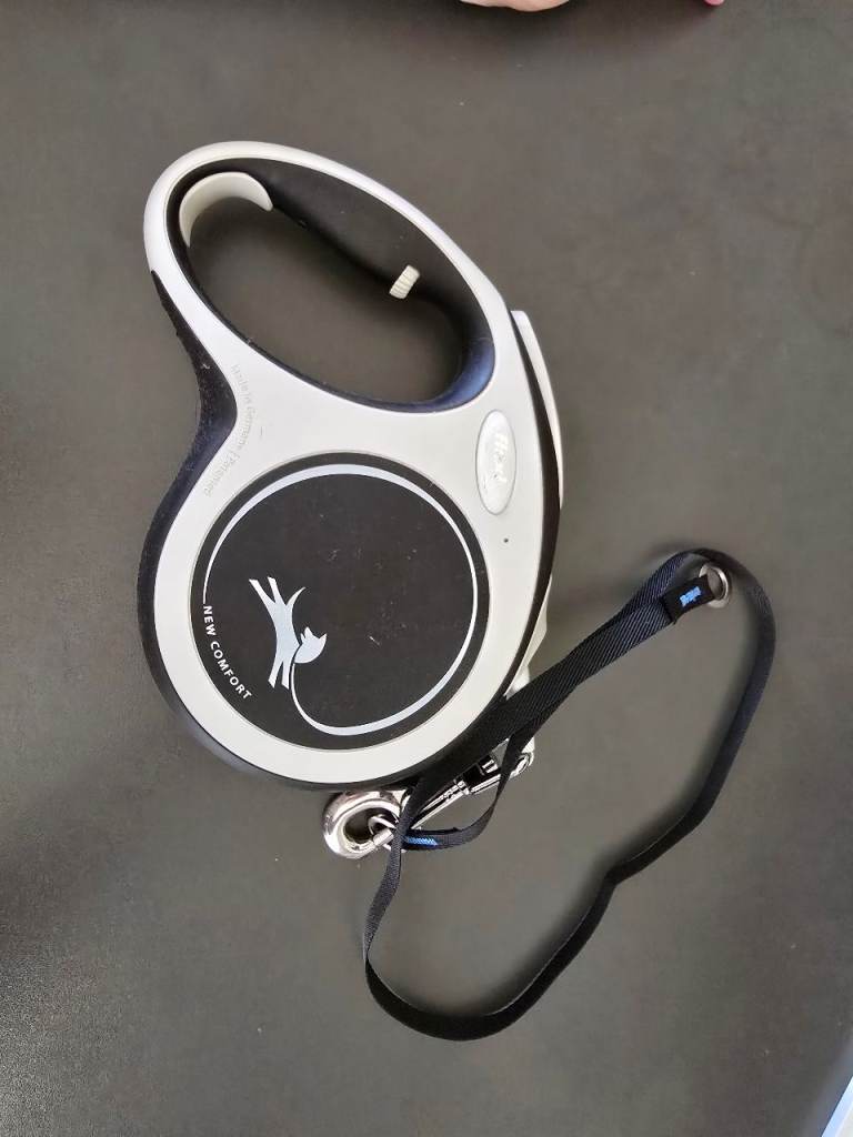 Flexi New Comfort Large retractable dog lead in black and white.