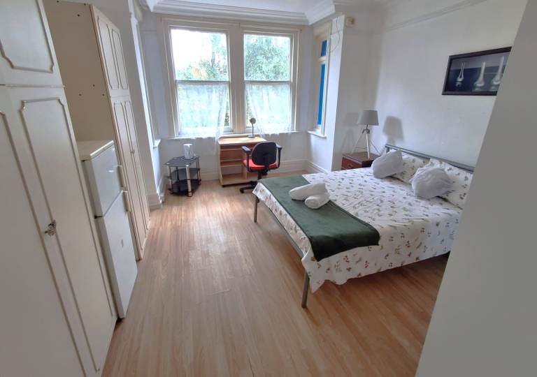 Large Ensuite double room to let in Charminster area.