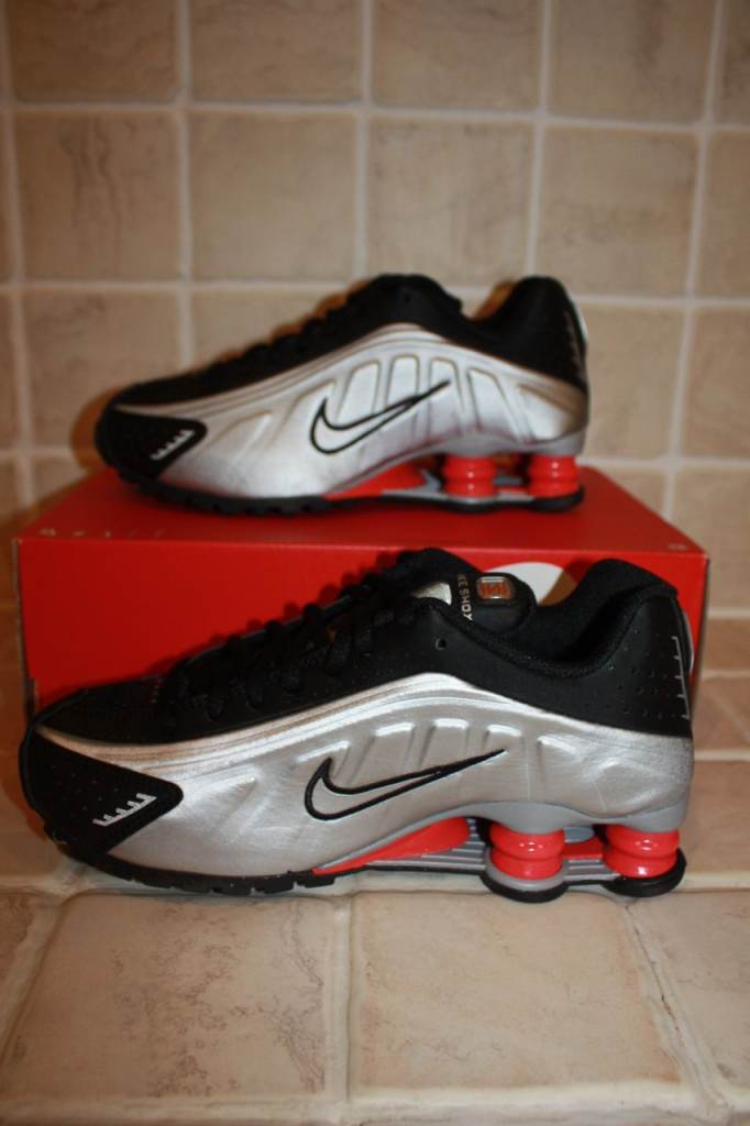 Nike Shox R4 in Metallic Silver and Black Colourway - UK Size 3.5 **NEW**