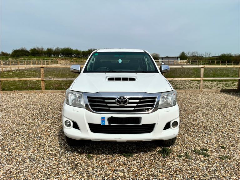 Toyota Hilux crew cab 3.0 L diesel automatic invincible
