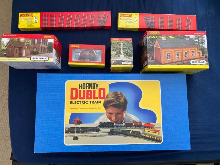 HORNBY DUBLO TRAIN SET THE ROYAL SCOT R1283M WITH LOADS OF EXTRAS NEW AS DELIVERED 