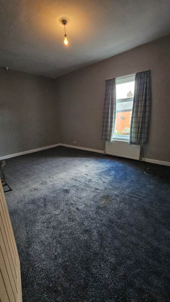 Three bedroom end of terrace available to rent 