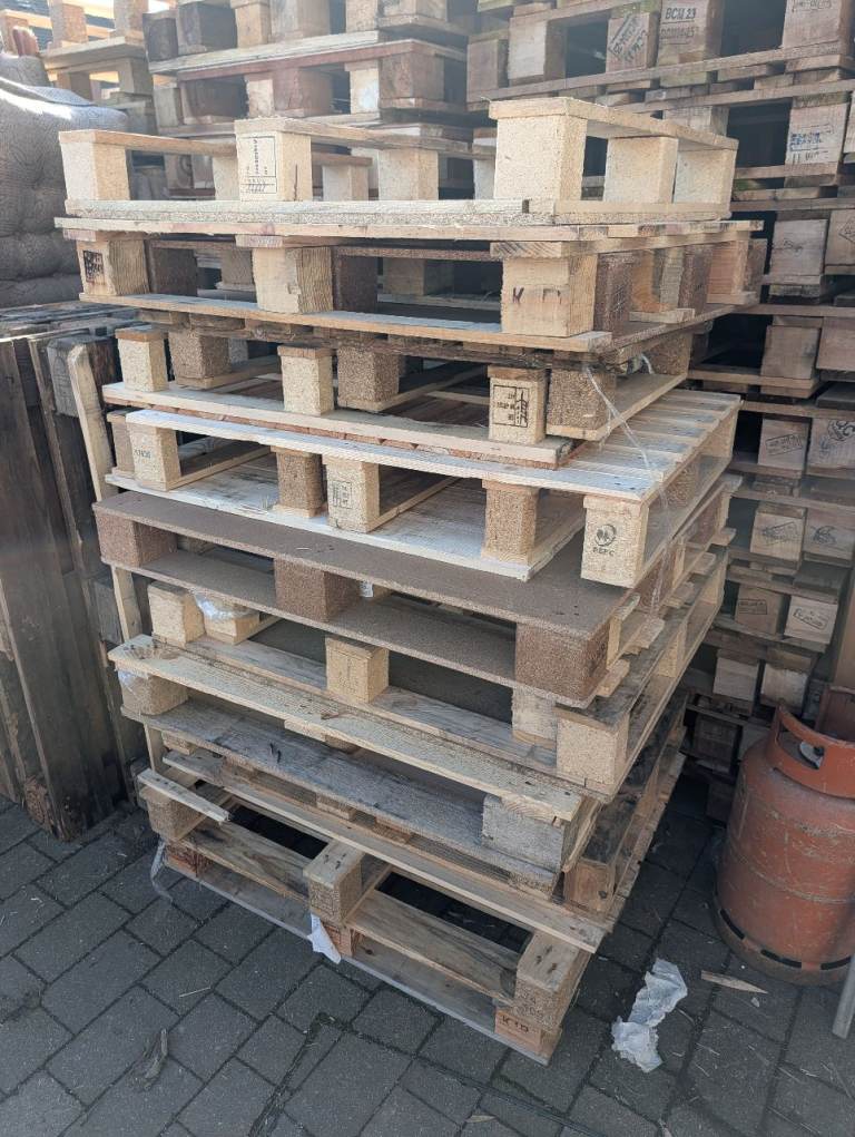 Various Small Sizes Warehouse Wooden Pallets £1.50 Each DIY Fencing Cladding - Delivery Available.