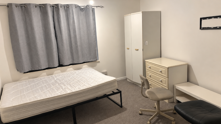 Room to rent in a shared flat off Fawcett Road - *Bills Not Included - Shared w/ current tenant