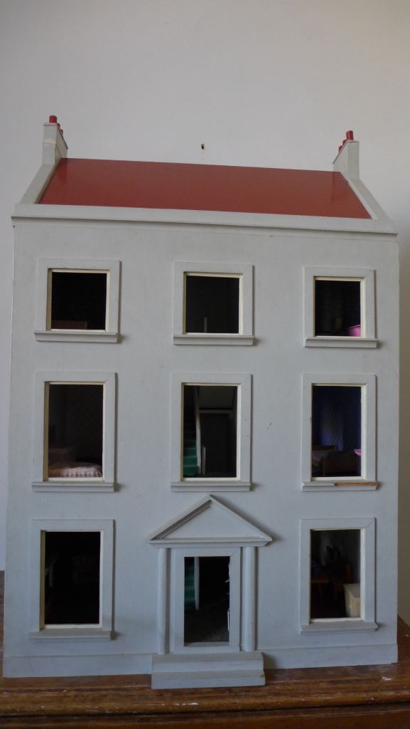 NEEDS UPDATING. REDECORATION: LARGE VINTAGE DOLLS’ HOUSE. INCLUDES DOLLS HOUSE FURNITURE.