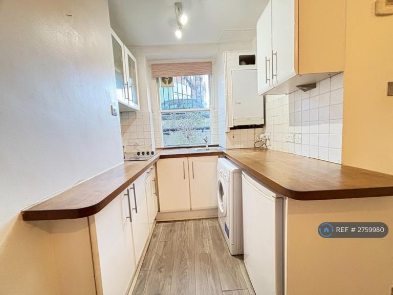 1 bedroom flat in Dewsbury Court, London, W4 (1 bed) (#2759980)