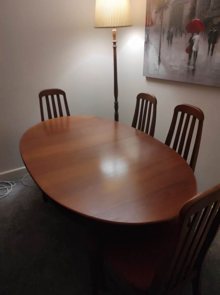 Dining table and chairs extendable 