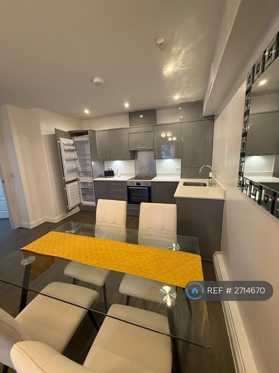 2 bedroom flat in Mariners Court, The Docks, Gloucester, GL1 (2 bed) (#2714670)